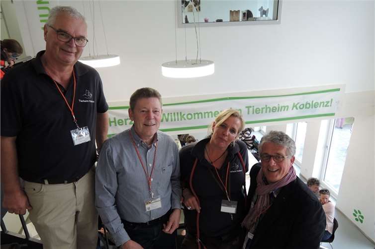 Den Geburtstag feierten mit: (v.l.) Horst Spang, kaufmännischer Leiter des Tierheims, Horst Braun (2. Vorsitzender des Tierschutzvereins), Kirstin Höfer (Tierheimleiterin) und Lutz Hecht (1. Vorsitzender des Tierschutzvereins).