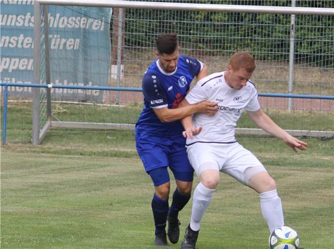 Den Gegner auf Abstand halten. Den Sportfreunden Höhr-Grenzhausen gelang dies beim Bezirksligisten in Metternich nur bedingt. Die Germanen, das Top-Team der Bezirksliga Mitte siegte am Ende deutlich mit 7:0.Foto: TH