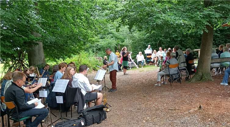 Den Gottesdienst an der Waldschule begleitete der Gemischte Chor der „Heimattreue Muscheid“ und der Posaunenchor Oberdreis stimmte die Anwesenden zum kräftigen Mitsingen ein. Foto: privat