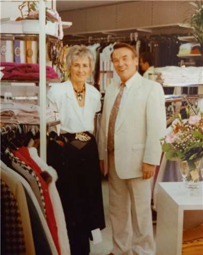 Den Grundstein für 60 Jahre Einzelhandel legte das Ehepaar Karl-Heinz und Elisabeth Gelbe am 2. März 1963, indem sie mit einer kleinen Änderungsschneiderei und ein paar Herrenartikel im Sortiment auf der Hauptstr. 2 den Schritt in die Selbstständigkeit wagten. Foto: privat