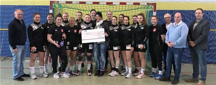 Den Handballerinnen des TV Welling wurde eine Spende überreicht. Foto: FWG-Maifeld