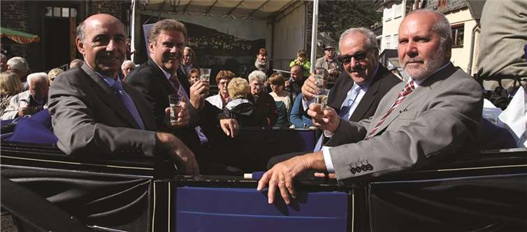 Den Herren um den Ortsbürgermeister machte die Kutschfahrt sichtlich Spaß, und der Wein schmeckte.