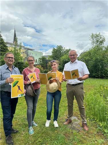 Den Hitzeknigge für den Landkreis Neuwied können Landrat Achim Hallerbach, Klimaanpassungsmanagerin Angelina Zahn sowie Melanie Böhm und Gerhard Wermter vom Gesundheitsamt nur wärmstens empfehlen.  Foto: Thomas Herschbach
