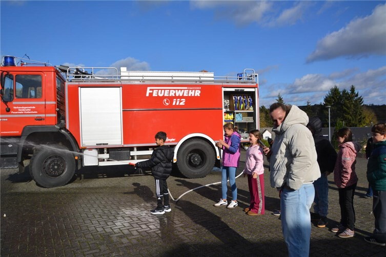 Den Höhepunkt bildete die Vorführung des Wasserwerfers vom Tanklöschfahrzeug und der Umgang mit dem Strahlrohr und Schlauch.