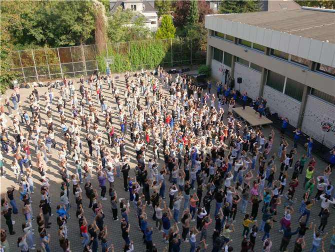Den Höhepunkt erreichte die Veranstaltung in der sechsten Stunde, als sich die gesamte Schulgemeinschaft auf dem Schulhof versammelte. Foto: privat