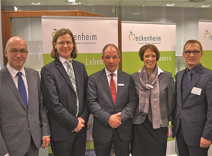 Den Immobilienmarkt im Focus hatten (v. l.) Bürgermeister Bert Spilles, Matthias Wirtz, Leiter Research KSK-Immobilien GmbH, Ludwig Radermacher, Direktor der Kreissparkasse Köln, Sabine Fritze, Firmenkundendirektorin für die Region der Kreissparkasse Köln und Wirtschaftsförderer Dirk Schwindenhammer. Stadt Meckenheim