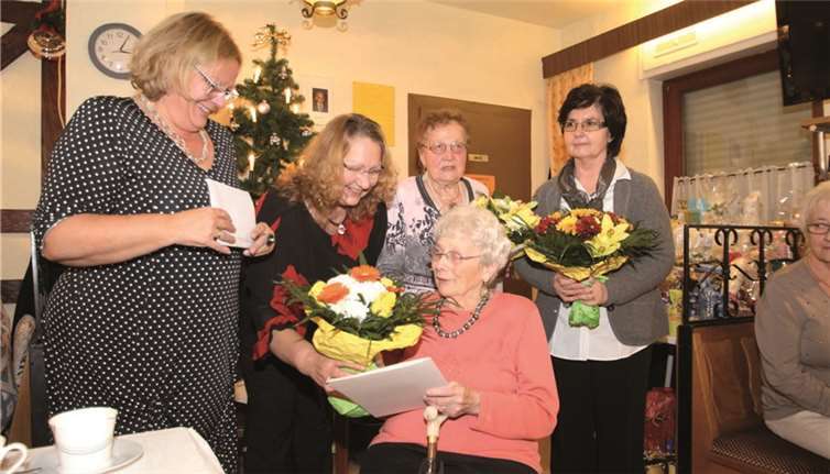 Den Jubilaren wurde die entsprechende Nadel angesteckt und neben der Urkunde ein Blumenstrauß überreicht (v.li.): Ingrid Ely-Herbst, Marion Klein, Emmi Heinemann, seit 15 Jahren Mitglied, Antonia Degen, seit 15 Jahren Mitglied und im Vordergrund Alwine Baukelmann, seit 25 Jahren Mitglied. privat
