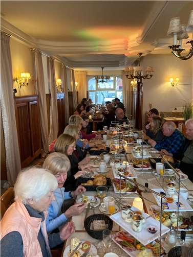Den Jubilaren wurde ein reichhaltiges Mahl geboten.  Foto: privat