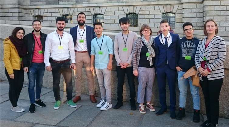 Den Jugendlichen aus Afghanistan, Armenien und Syrien bot sich bei der Berlinfahrt die Möglichkeit, mit Berlin auch Deutschland politisch und kulturell besser kennen und verstehen zu lernen. Foto: privat