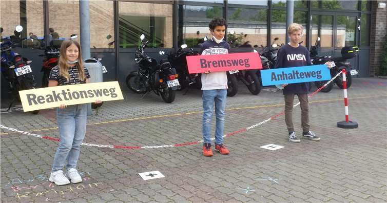 Den Jugendlichen wurde bewusst, dass sich der finale Anhalteweg aus dem Reaktionsweg plus dem Bremsweg zusammensetzt. Foto: EKG