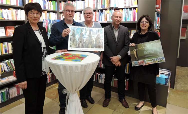 Den KOvisionen-Kalender von Gabi Novak-Oster (Mitte) und Detlef Oster (2. v. l.) präsentierte Ruth Duchstein (re.) gemeinsam mit Anna Maria Schuster und Arnd Spitzlei (Görres-Druckerei). BSB