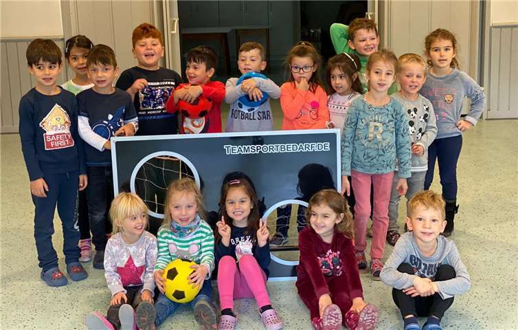 Den Kindern ist die Freude über die neue Torwand anzusehen.Foto: privat