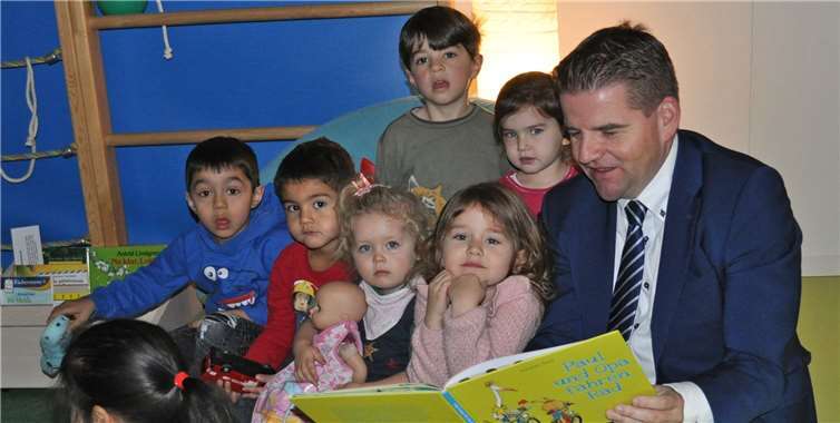 Den Kindern liest Holger Jung aus „Paul und Opa fahren Rad“ vor. Foto: Stadt Meckenheim