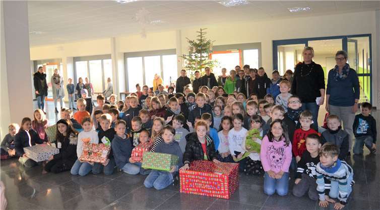Den Kindern und Familien haben die Jungen und Mädchen der GrundschuleNickenich ein schönes Weihnachtsfest beschert und dabei zwei Dinge gelernt:um einen, dass es Menschen gibt, denen es nicht so gut geht und zum zweiten,dass Geben seliger ist denn Nehmen und einfach Spaß macht.Foto: E.T. Müller