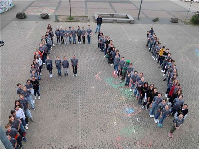 Den Kindern war die Freude anzusehen und die neuen Shirts wurden natürlich direkt anprobiert. Foto: privat