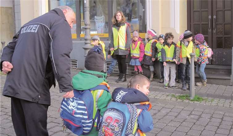 Den Kindern wurde das richtige Überqueren einer Straße beigebracht. privat