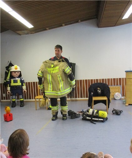 Den Kindern wurde die die Feuerwehrausrüstung gezeigt.