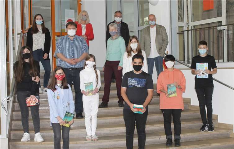 Den Kindern wurden Kinder- und Jugendbücher als Ferienlektüre überreicht. Foto: Stadt Koblenz