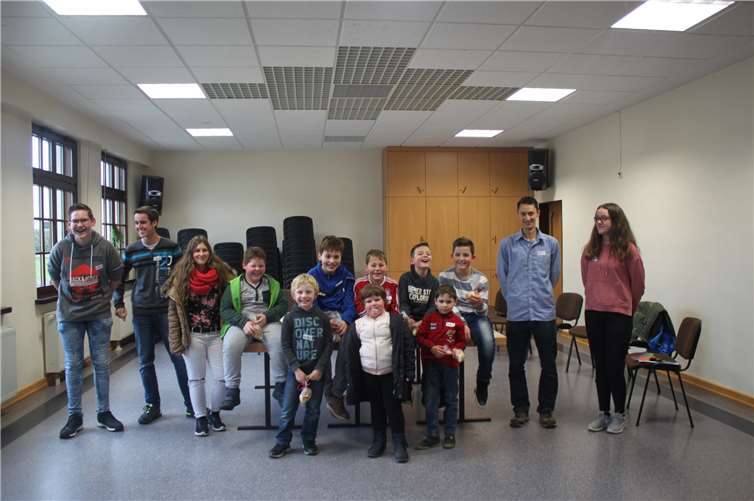 Jugendtreffs gestalteten den Heiligen Abend Den Kindern wurden die aufregenden Stunden vor der Bescherung mit tollen Aktivitäten versüßt.privat