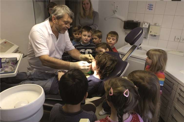 Den Kindern wurden die verschiedenen Arbeitsgeräte eines Zahnarztes spielerisch erklärt. privat