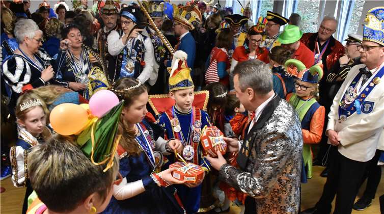 Den Kinderprinzenpaaren scenkte Bürgermeister Breithausen Süßigkeiten. Fotos: HEP