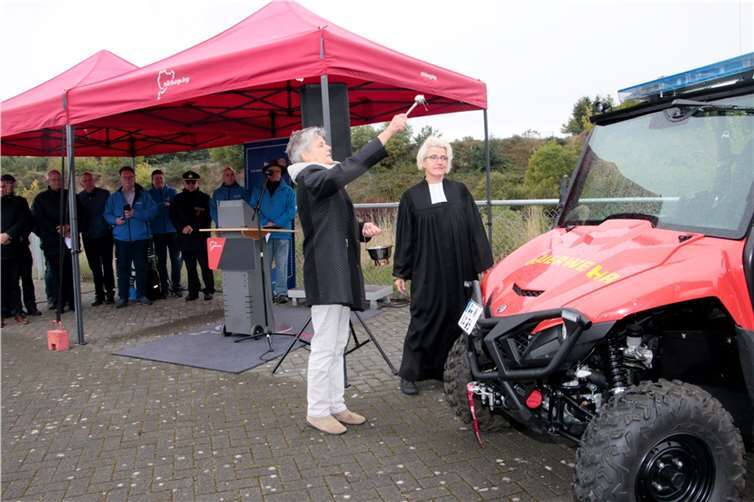 Den Kirchlichen Segen spendeten Gemeindereferentin Sabine Gilles und die Ev. Pfarrerin Elke Smidt-Kulla.