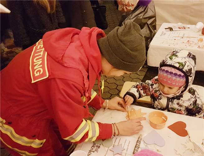 Den Kleinsten wurde beim Basteln geholfen.