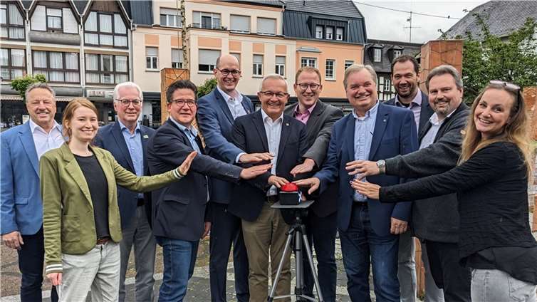 Den Knopf zum Start des portals drückten Landrat Achim Hallerbach, der 1. Kreisbeigeordnete Philipp Rasbach und Klimaschutzmanagerin Janine Sieben gemeinsam mit den Bürgermeistern der kreisangehörigen Kommunen. Foto: Jakoba Moritz/ Energieagentur Rheinland-Pfalz