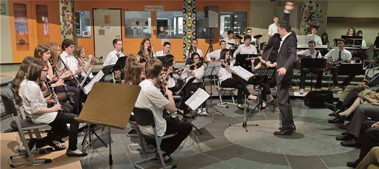 Den Konzertreigen eröffnete das Schulorchester mit modernen Titeln. Andre Zabbai