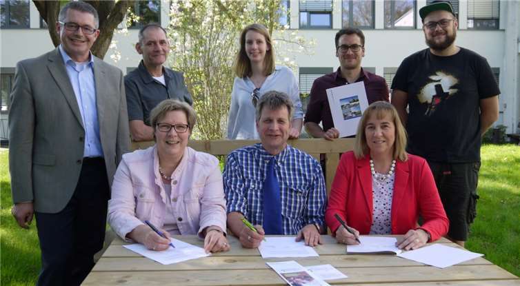 Den Kooperationsvertrag unterzeichneten Elisabeth Wilhelmi-Dietrich (re.), Petra Kalkbrenner, Bürgermeisterin der Gemeinde Swisttal, und Rainer Braun-Paffhausen, Leiter der Katholischen Jugendagentur Bonn gGmbH. Rhein-Sieg-Kreis