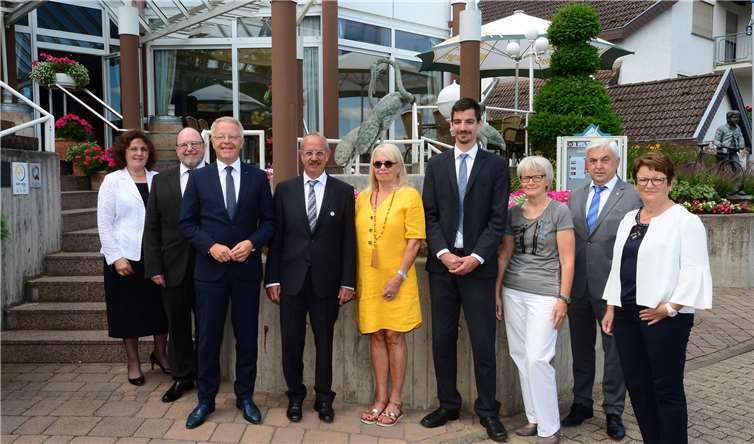 Den Leiter der Filiale Kaltenengers der Volksbank RheinAhrEifel Hermann-Josef Bretz (4.v.l.) nach rund 45 Jahren in den Ruhestand verabschiedeten: Elfi Rheinbay, Vorstand der ehemaligen Raiffeisenbank Mittelrhein, Betriebsratsvorsitzender Stefan Linden, Vorstandsvorsitzender Elmar Schmitz, Ehefrau Renate Bretz, neuer Filialleiter Michael Doetsch, Privatkundenberaterin Ulrike Hoffend, Karl Mohr, Direktor des Regionalmarktes MittelrheinMosel sowie Teamleiterin Karin Mombaur (v. l.).Foto: Udo Stanzlawski