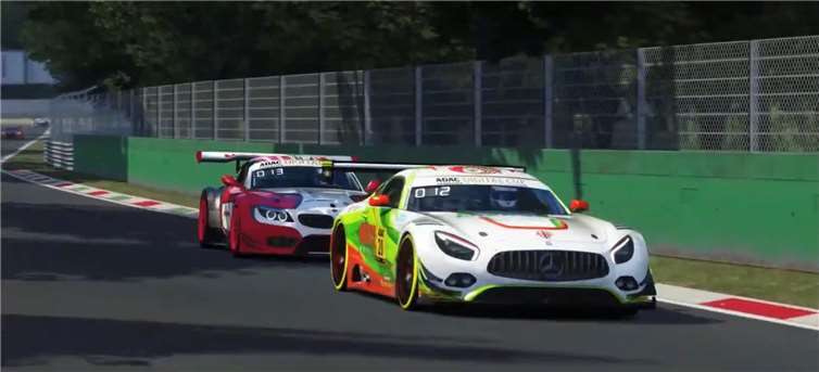 Den Mercedes AMG GT3 des eSports Team Eifel Racing im Zweikampf mit einem BMW Z4 GT3. Fotos: Andreas Krein