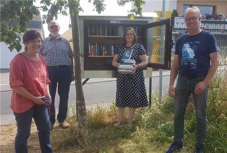 Den Merzbacher Bücherschrank an der Kirche eröffneten (vL:) Ulla Jokisch, Vorsitzende Arbeitsgemeinschaft der Ortvereine; Hans-Willi Hoven, Erbauer; Christel Engeland, Buchhandlung Kayser; Jörg Meyer, UWG Ratsherr Merzbach/Neukirchen. Foto: privat