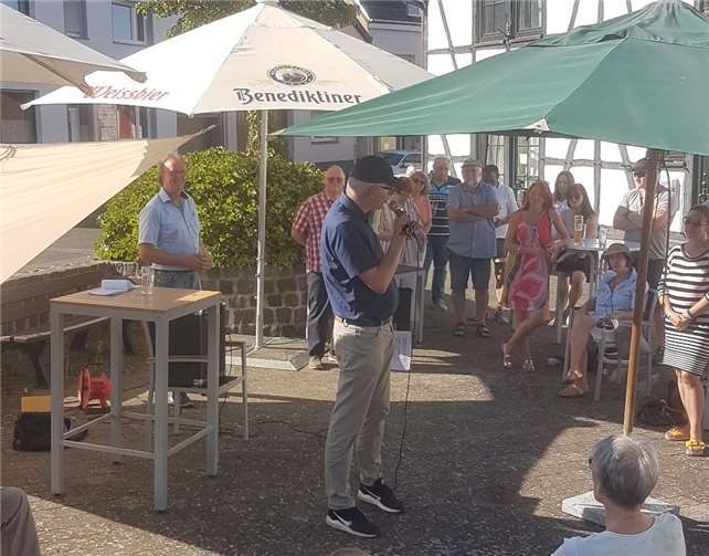 Den Merzbacher Bürger*innen steht Ludger Banken in angenehmen Gesprächen Rede und Antwort. Fotos: privat