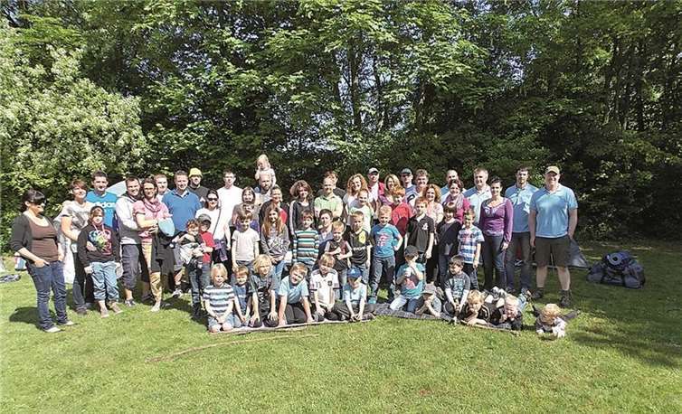 Den Minihandballern und ihren Eltern ist der Spaß am Saisonabschluss anzusehen.Privat