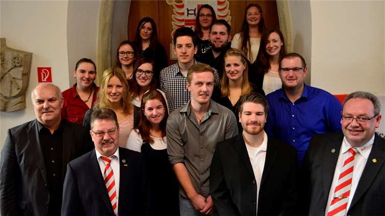 Den Mitgliedern der Tanzgruppe Hot Pänz gratulierten zum Deutschen Meisterschaftstitel unter anderem Stadtbürgermeister Uli Klöckner (v.l.) MKG Ehrenpräsidenten Winfried F. Erbar und Vorsitzender Rolf Knopp (r.). HEP