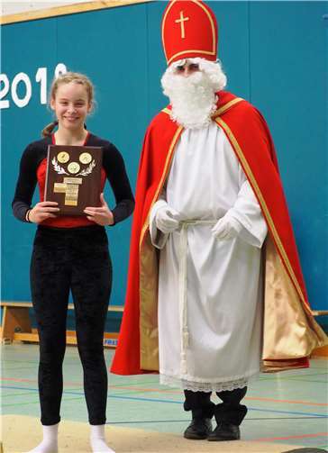 Den Nikolaus bei der Ehrung der Jahresbesten: Hanna Oswald.
