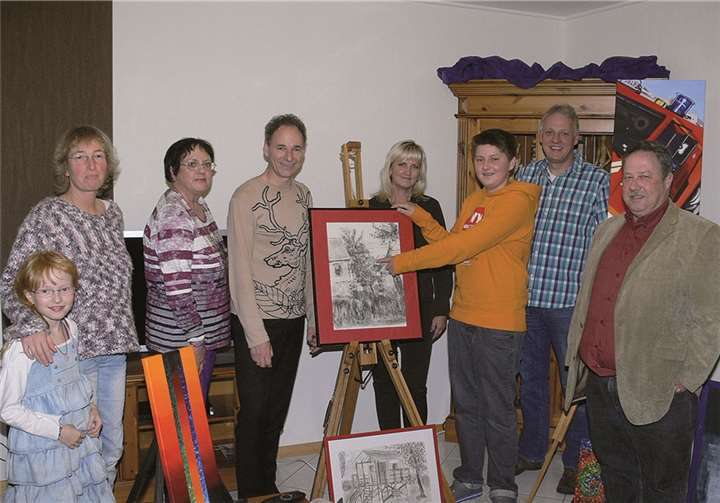 Den Offiziellen vom aktuellen Steib-Malwettbewerb gewährte er einen Einblick in seine Kunst.Thomas Esser