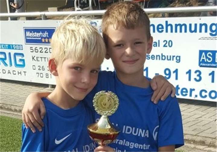 Den Pokal es zweiten Siegers hat sich die F-Jugend verdient.