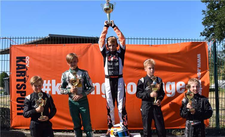 Den Pokal in der Hand, auf dem Gipfel des Siegertreppchens: Enrico erntet die Früchte seines harten Trainings.