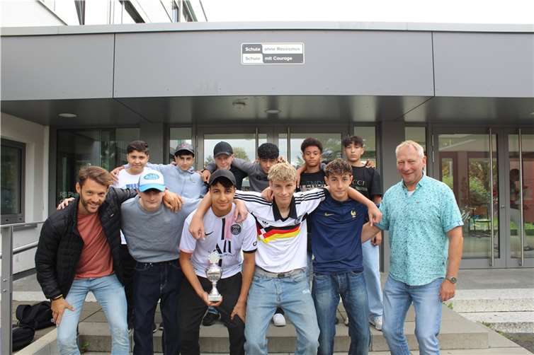 Den Pokal nach Hause gebracht haben: 1. Reihe v.li. Jan Bührmann, Milo Gabriel, Adam Jaziri, Jonah Loch, Saniel Alic, Bodo Dobbertin und 2. Reihe v.li. Farat-Ferry Khallo, Marcel Reiter, Emil Amrahov, Joshua Morgenschweis, Kenan Ununtmaz. Quelle: RS Plus auf der Karthause