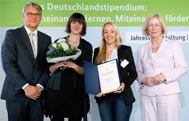 Den Preis für das ausgezeichnete Projekt der Hochschule Koblenz nahmen Geertje Laue (2.v.r.) und Eleena Link-Viedma entgegen. Die insgesamt zehn Projekte wurden von Bundesbildungsministerin Prof. Dr. Johanna Wanka gemeinsam mit dem stellvertretenden Generalsekretär des Stifterverbandes für die Deutsche Wissenschaft Dr. Volker Meyer-Guckel prämiert. Thomas Koehler/photothek.net