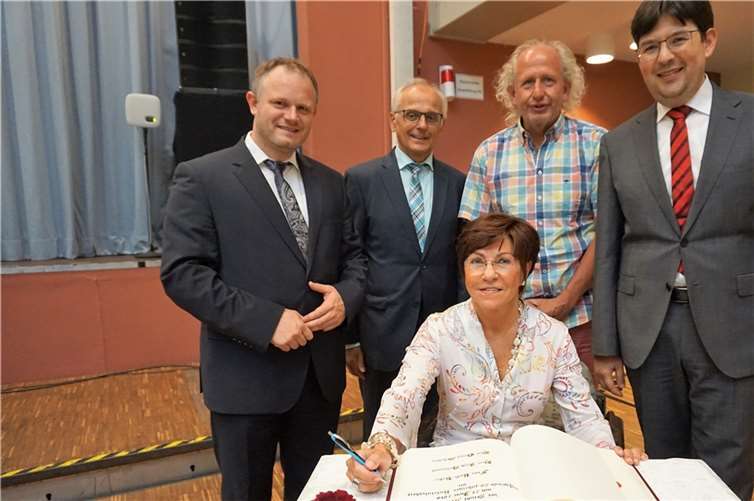 Den Rahmen der konstituierenden Stadtratssitzung nahmen OB Jan Einig und BM Michael Mang zum Anlass, Ruth Köfer, Georg Schuhen und Jörg Niebergall für 20 Jahre ehrenamtliches Engagement zu danken. Sie erhielten den Ehrenteller und durften sich ins Goldene Buch eintragen. Fotos: FF