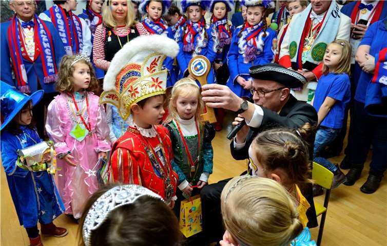Den Rathausschlüssel übergab Stadtbürgermeister Michael Kessler dem Kinderprinzenpaar