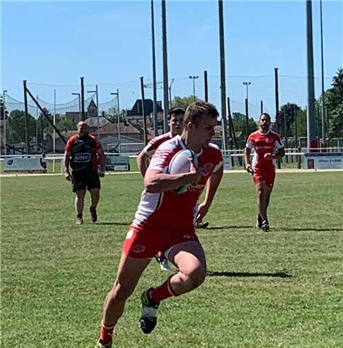 Den Rugbyball fest im Griff und auf geht`s zur gegnerischen Grundlinie.