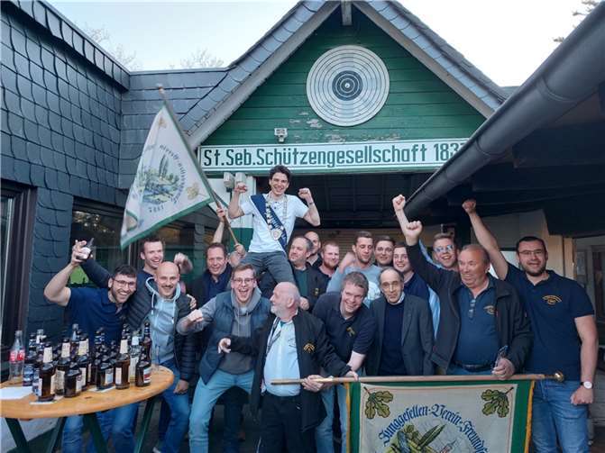 Den Rumpf des Königsvogels konnte Jan Hansmann um 18.55 Uhr von der Stange holen. Hier wird er gebührend gefeiert. Foto: privat