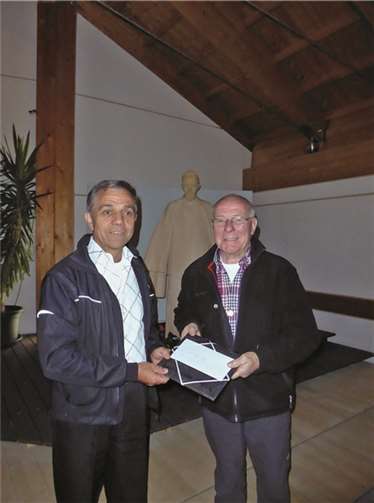 Den SMB-Pilgerbesuch im Geburtsort des Heiligen Joseph Freinademetz dokumentiert nunmehr auch ein Schieferstein-Präsent der SMB Mayen, das Brudermeister Heinz Schäfer dem dortigen Steyler Missionar-Pater Peter überreichte.