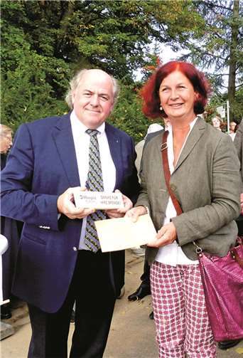 Den Scheck über 1500 Euro überreichte Sternekoch Hans Stefan Steinheuer an Vereinsvorsitzende Ulrike Dobrowolny.WM