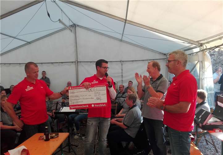 Den Scheck überreichten (v.l.): Jörg Frank, Thorsten Hemdgesberg (Vorsitzender FC) und Jürgen Scherer.Foto: privat