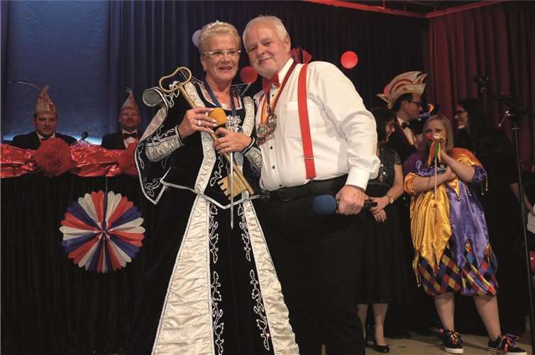 Den Schlüssel für das Gemeindehaus überreichte der 1. Beigeordnete Jürgen Jakobs stellvertretend für den leider aus gesundheitlichen Gründen verhinderten Ortsbürgermeister Rainer Hilger.